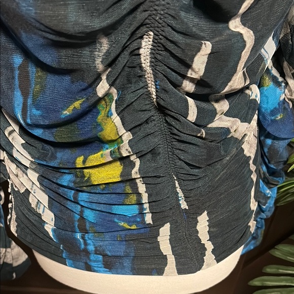 Chic Abstract Ruched Top - Picture 8 of 9